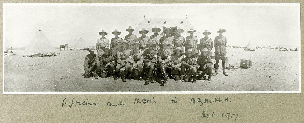 Upseerit ja aliupseerit N.Z.M.A.A.:ssa lokakuussa 1917 tekijältä Capt. Arthur Rhodes