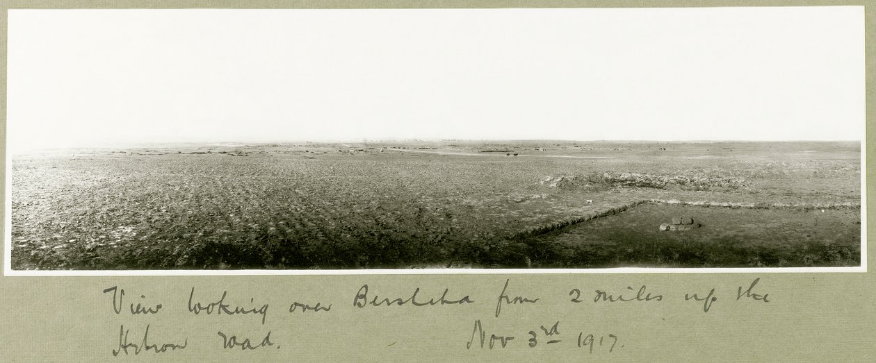 Näkymä Beersheban ylle kahden mailin puolelta Hebron Roadia ylöspäin, 3. marraskuuta 1917 tekijältä Capt. Arthur Rhodes