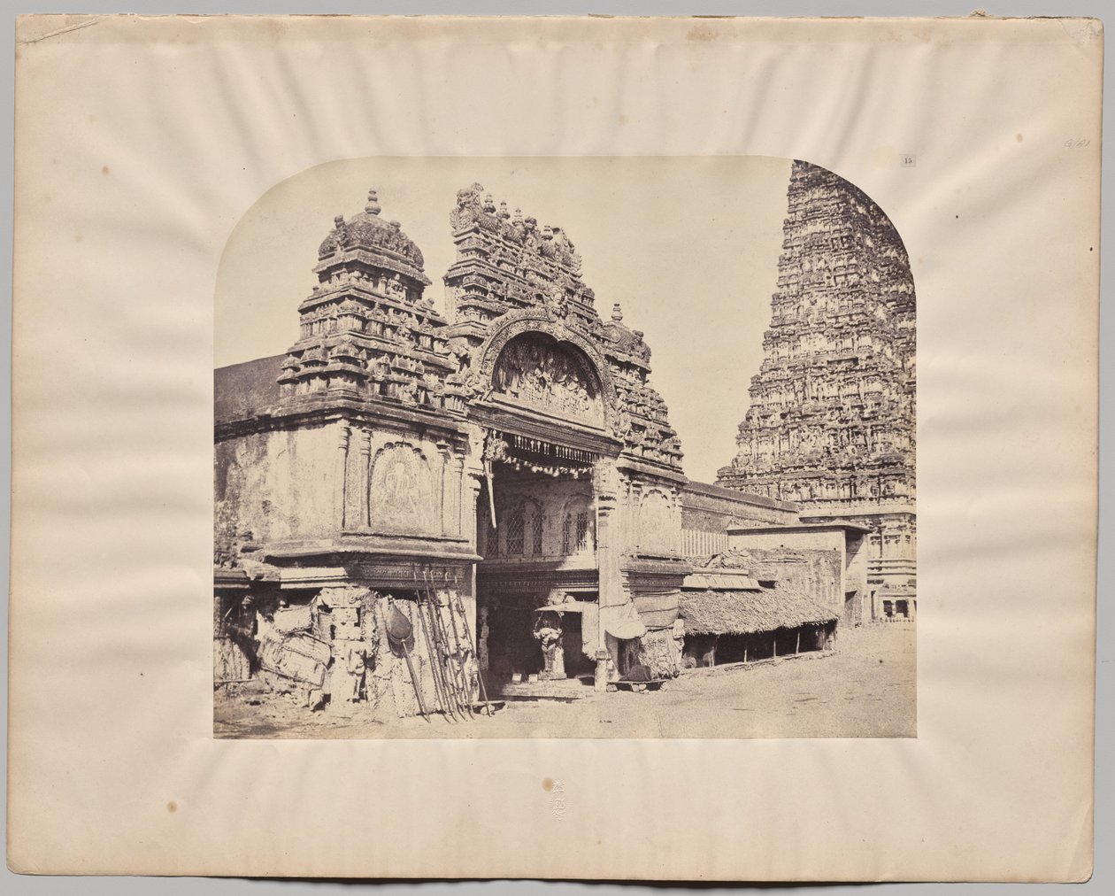 Sisäänkäynti Meenakshi Sundareswararin temppeliin, Madurai tekijältä Captain Linnaeus Tripe