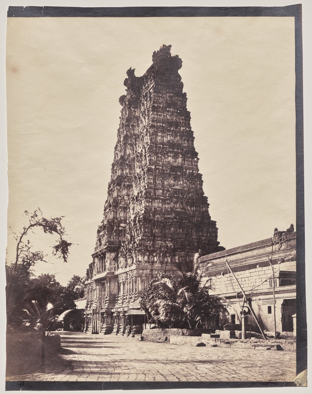 Länsiportti (Gopuram) Meenakshi Sundareshwar -temppelissä, Madurai tekijältä Captain Linnaeus Tripe
