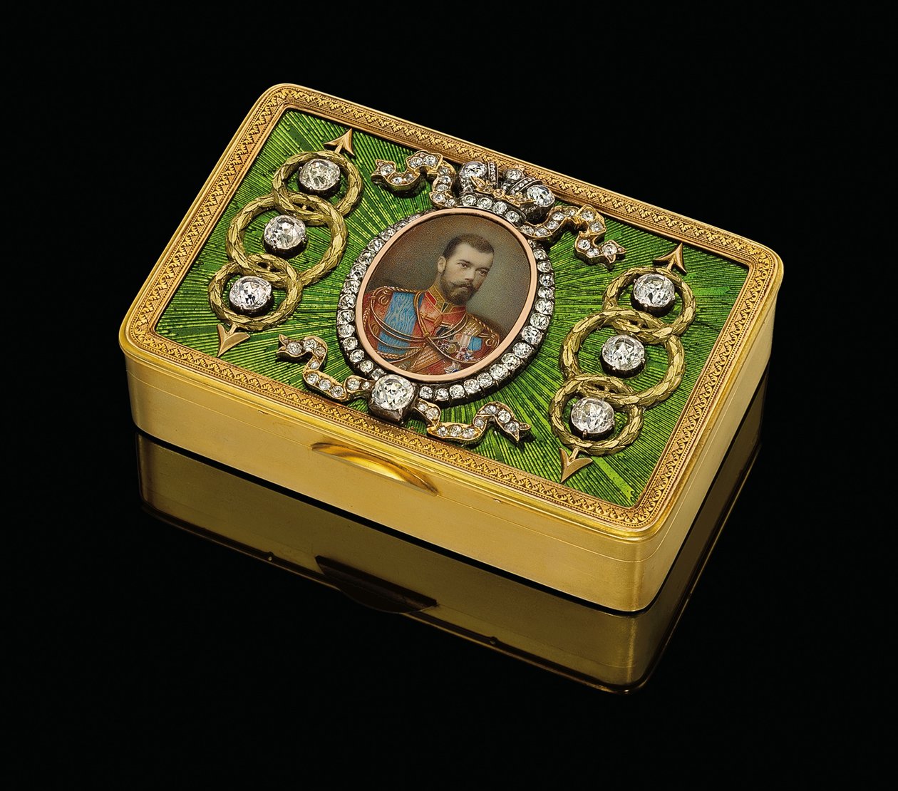 Keisarillinen esitys nuuskalaatikko, jossa on akvarelli norsunluun miniatyyri keisari Nikolai II, n. 1890 (kulta- ja giljoche-emali, vesiväri norsunluulle) tekijältä Carl Fabergé