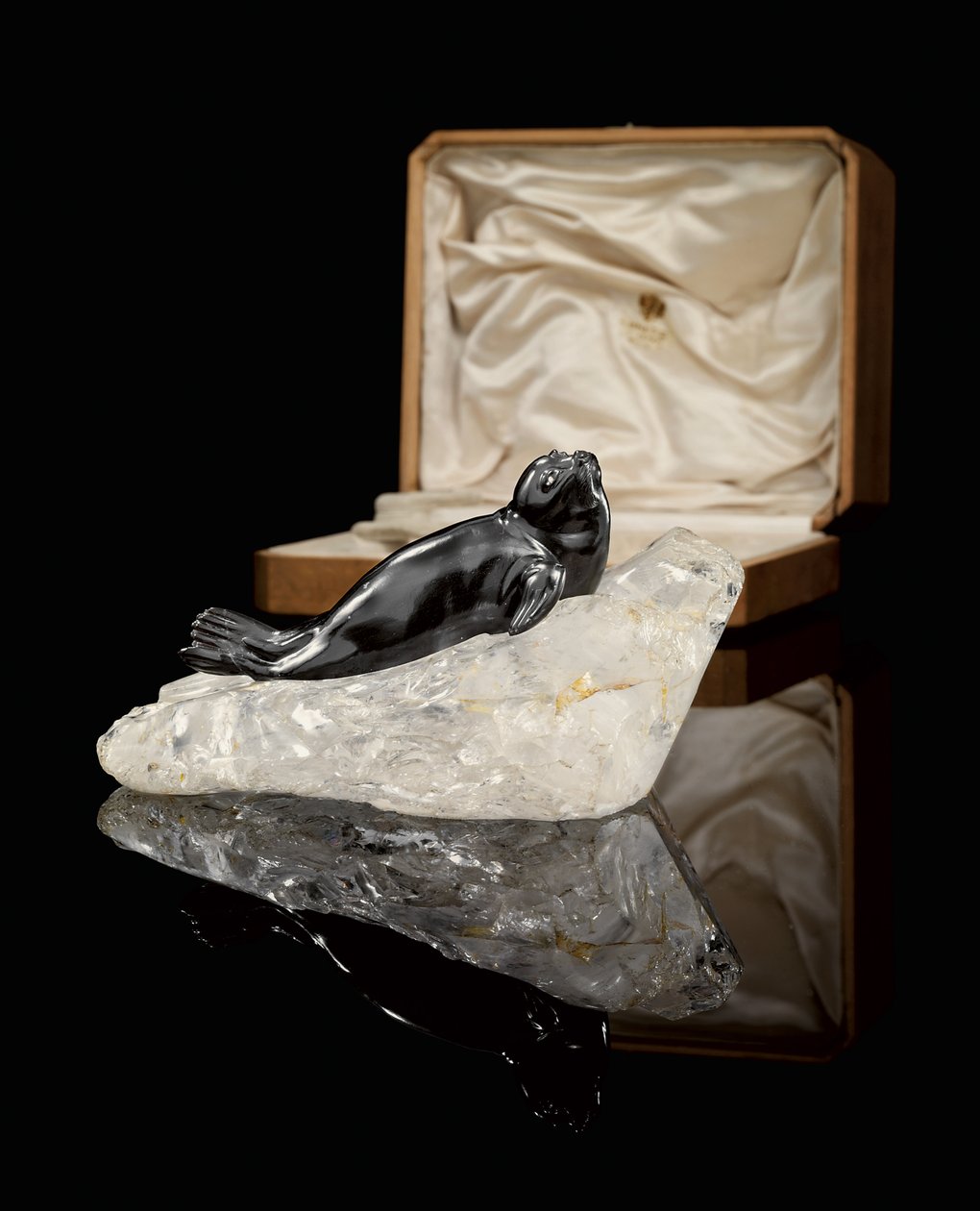 Obsidiaanimalli sinetistä, n. 1900 (obsidiaani-, silkki- ja samettivuorattu puukotelo) tekijältä Carl Fabergé
