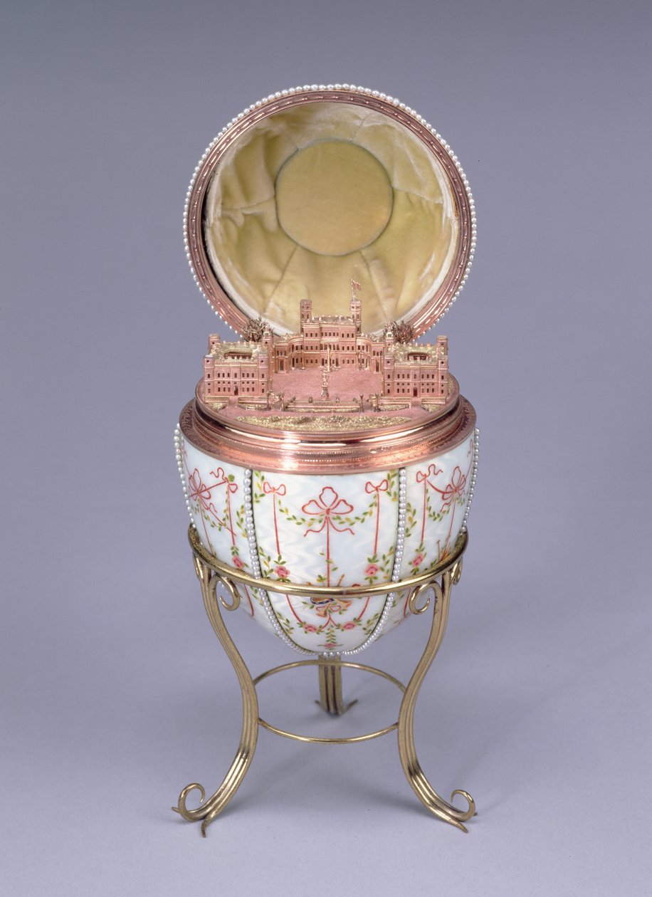 Gatchina Palace Egg, valmistaja Mikhail Perkhin (fl.1884-1903) 1901 (kulta, en plein emali ja siemenhelmet) tekijältä Carl Fabergé