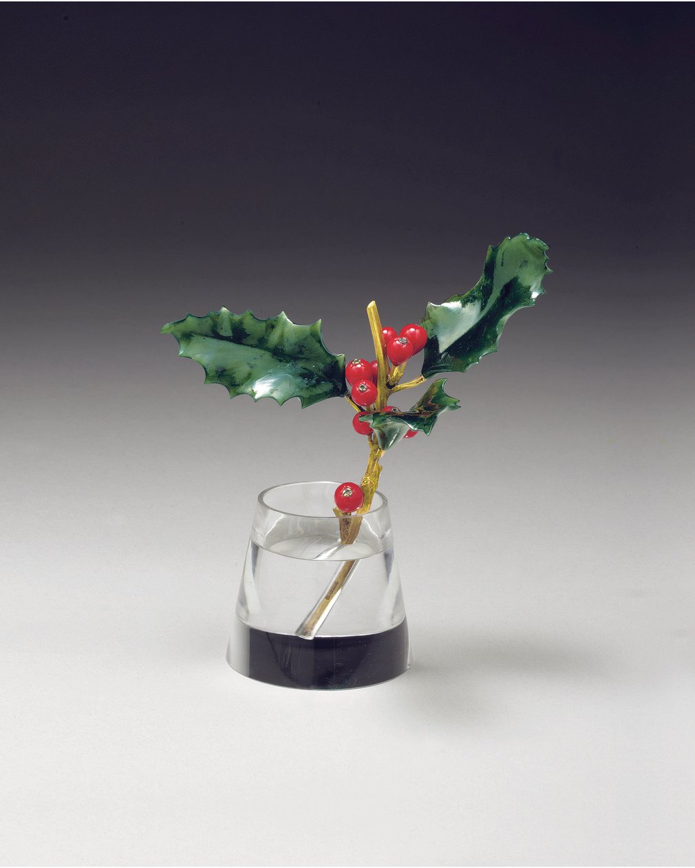Holly spray kapenevassa maljakossa, n. 1890 tekijältä Carl Fabergé