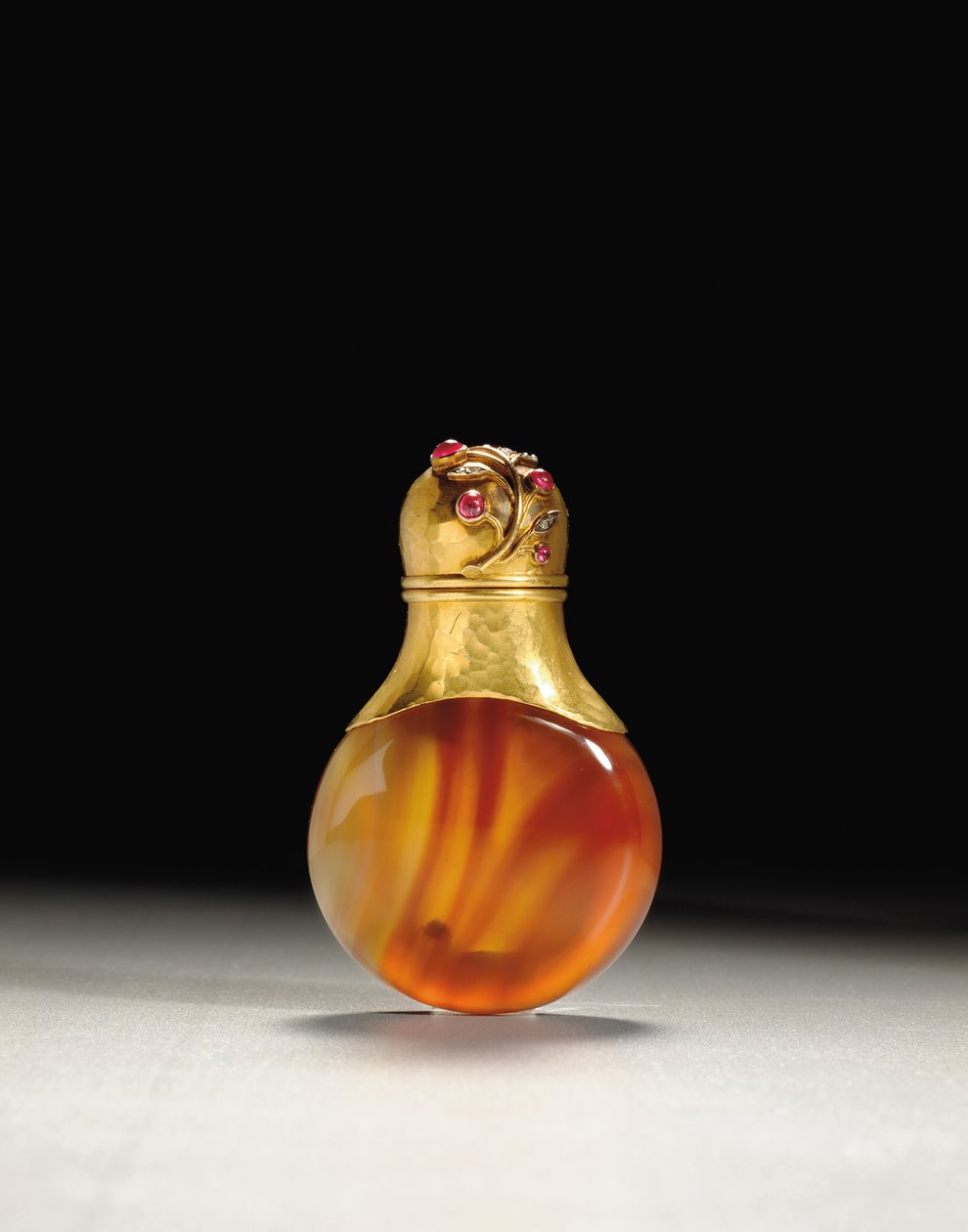 Tuoksupullo, Erik Kollinin työmestarimerkki, Pietari, n.1890 tekijältä Carl Fabergé