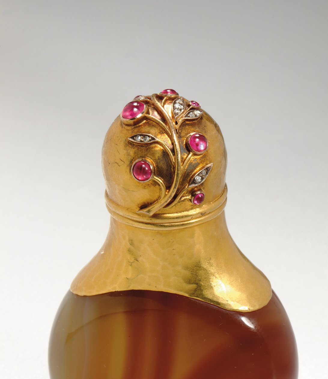 Tuoksupullo, Erik Kollinin työmestarimerkki, Pietari, n.1890 tekijältä Carl Fabergé