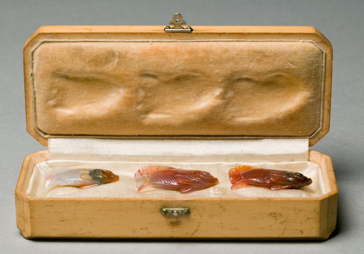 Kolmen kalan sarja alkuperäisessä laatikossa, n. 1890 tekijältä Carl Fabergé