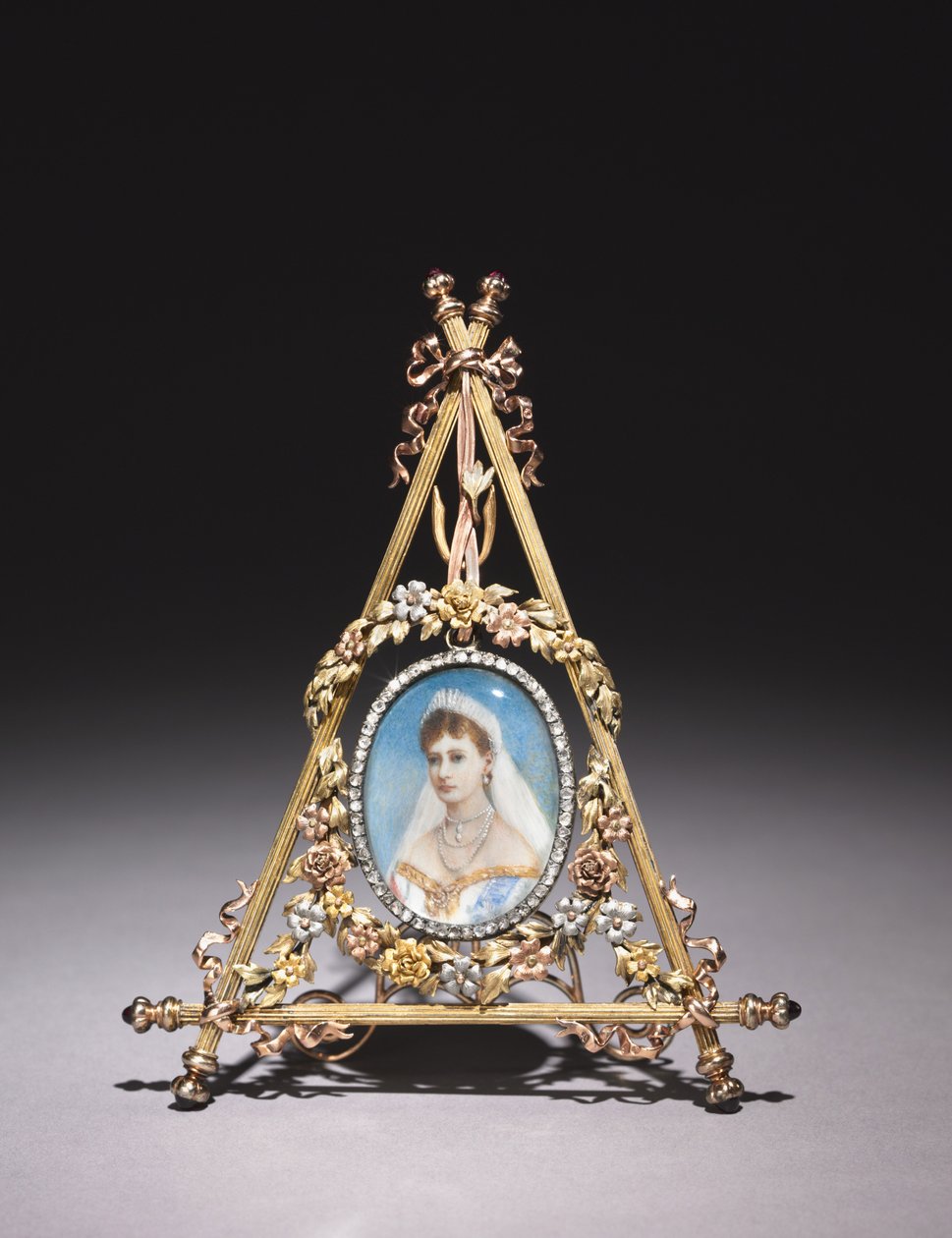 Kolmion muotoinen kehys tsaaritar Alexandra Feodorovnan muotokuvalla, 1896-1908 tekijältä Carl Fabergé