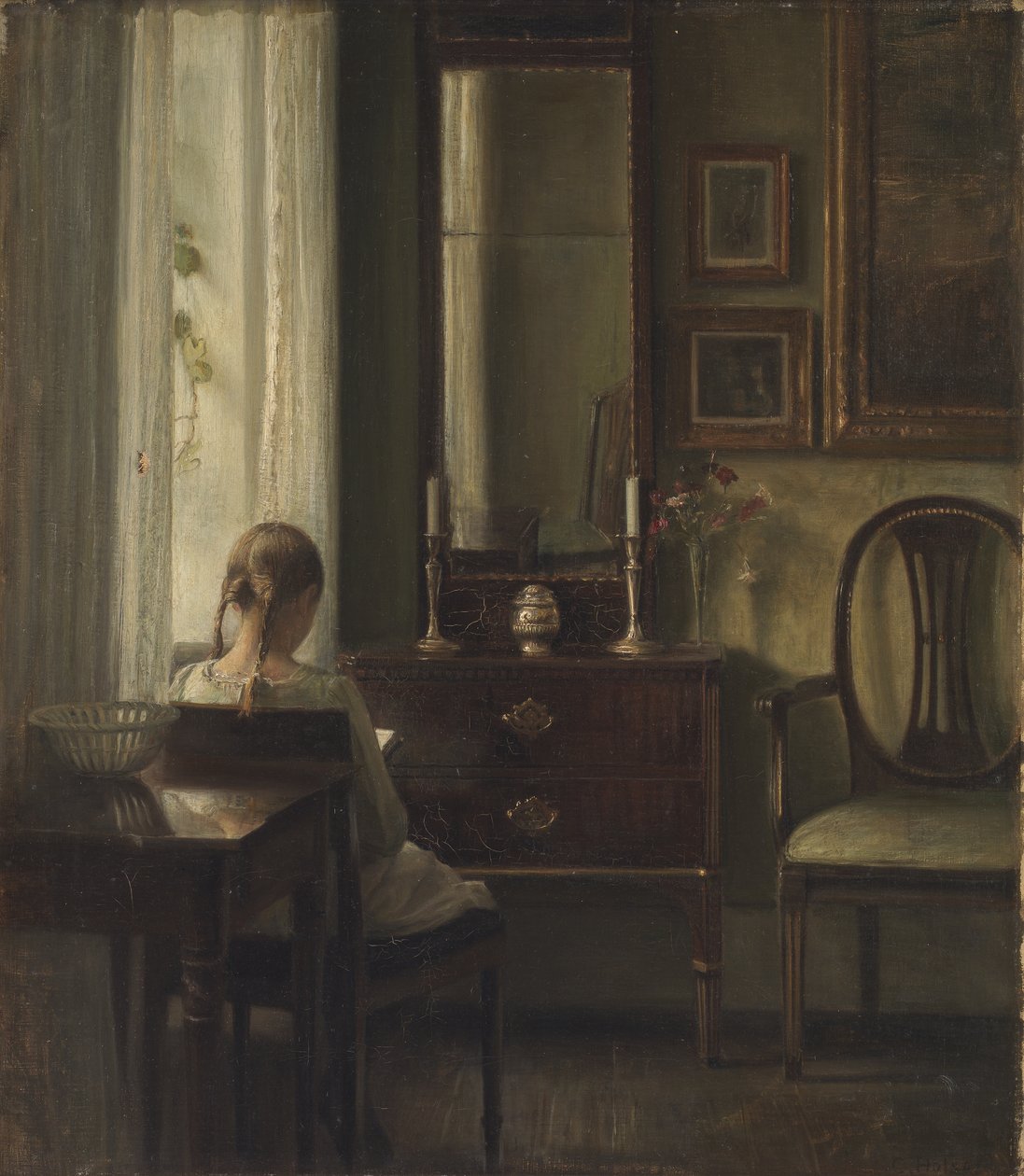 Sisustus, jossa tyttö lukee tekijältä Carl Holsoe