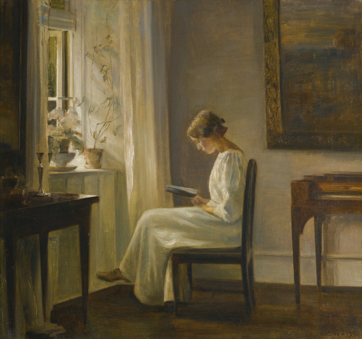 Sisustus, jossa nainen lukee tekijältä Carl Holsoe
