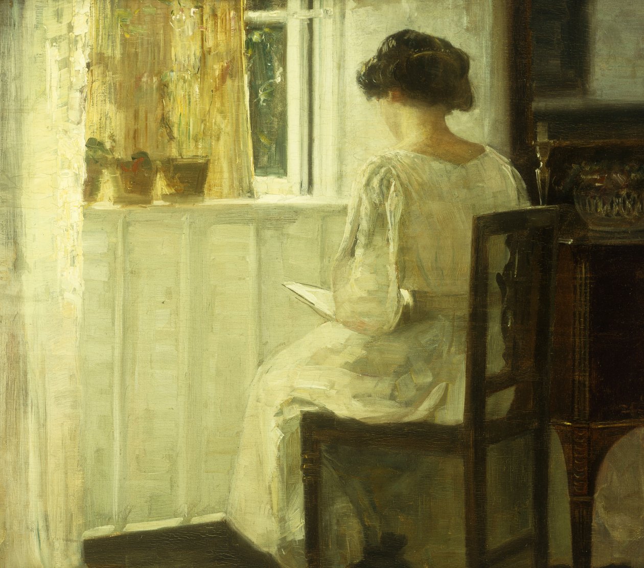 Nainen lukemassa auringonvalossa sisätiloissa (öljy paneelissa) tekijältä Carl Holsoe