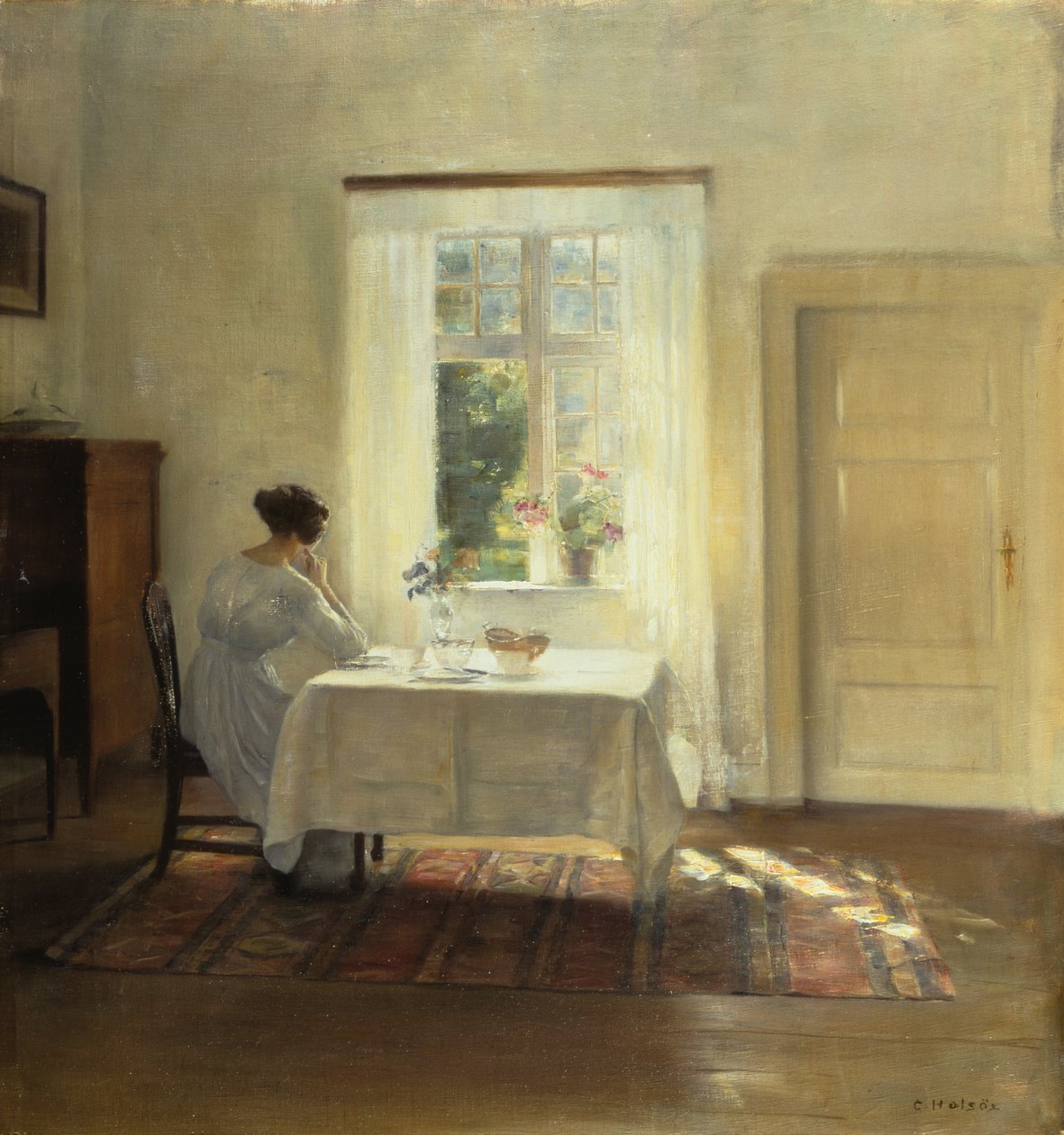 Nainen istuu pöydän ääressä ikkunan vieressä, n. 1900 (öljy kankaalle) tekijältä Carl Holsoe