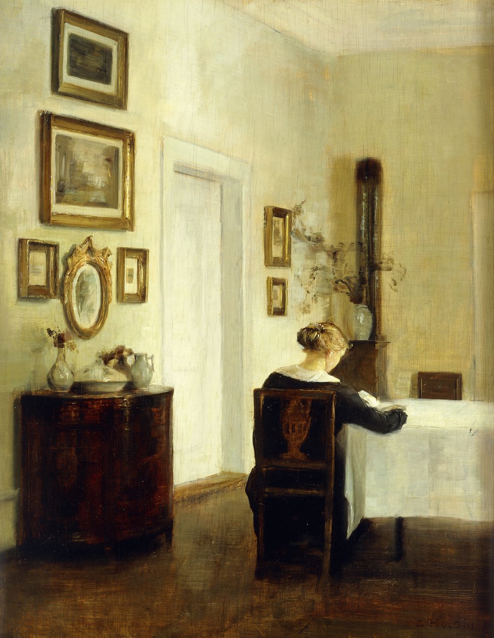 Nainen pöydän ääressä sisätiloissa tekijältä Carl Holsoe