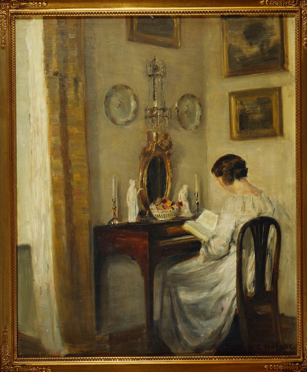 Sisustus, jossa tyttö lukee pöydän ääressä (öljy kankaalle) tekijältä Carl Holsoe