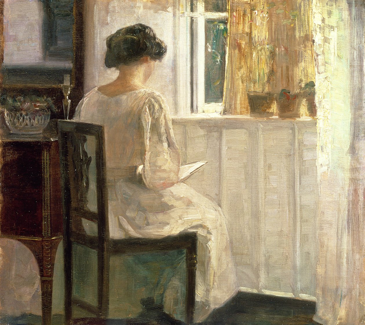 Tyttö lukee auringonvalossa huoneessa tekijältä Carl Holsoe