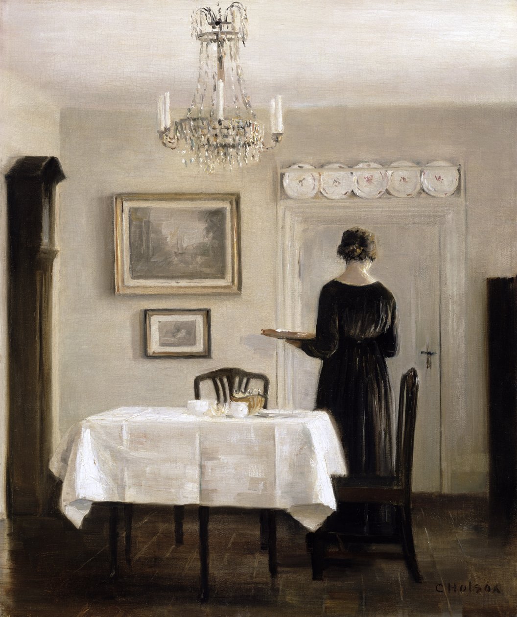 Sisustus, jossa nainen kantaa tarjotinta,1905 k. tekijältä Carl Holsoe
