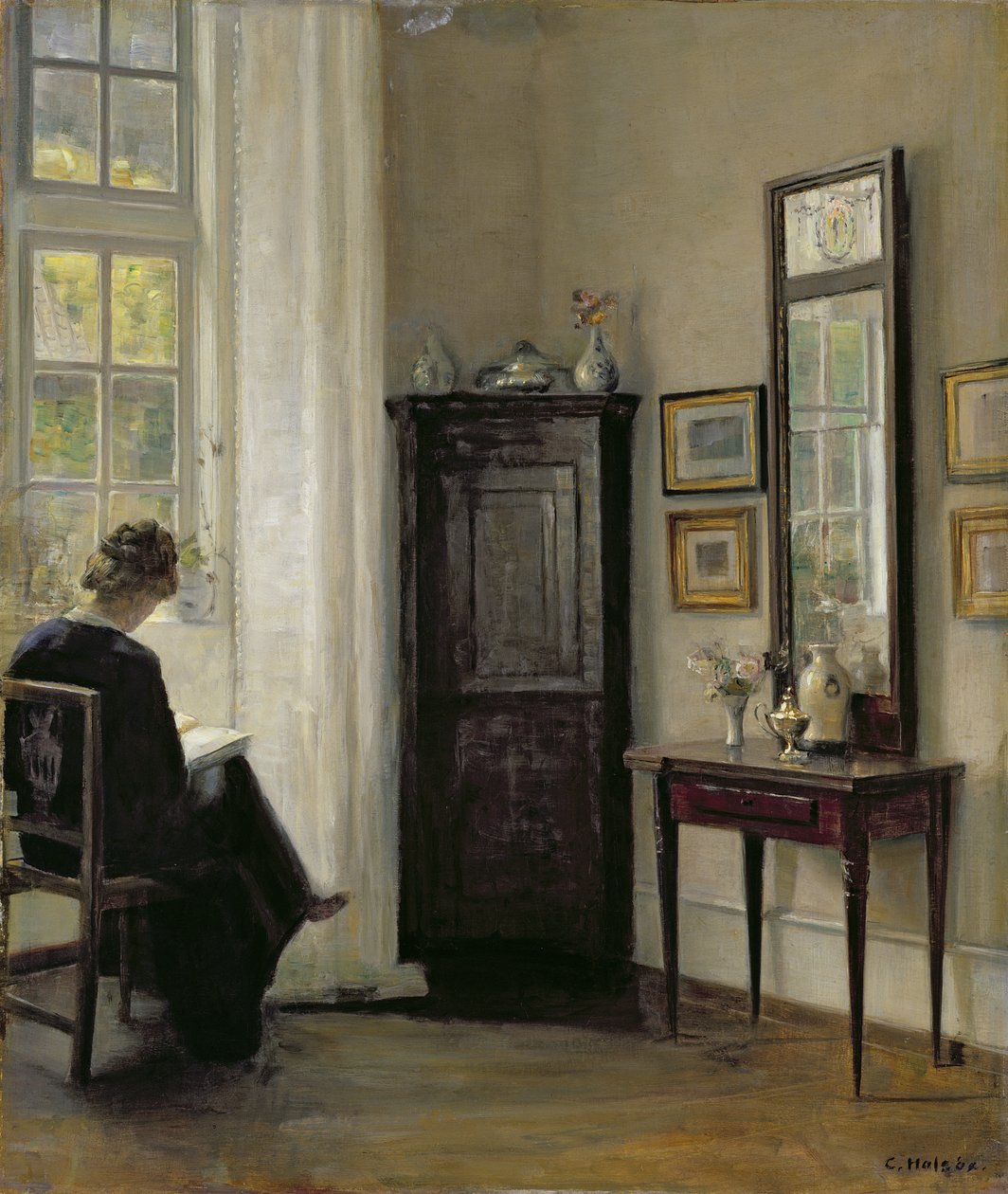 Sisustus, jossa nainen lukee tekijältä Carl Holsoe