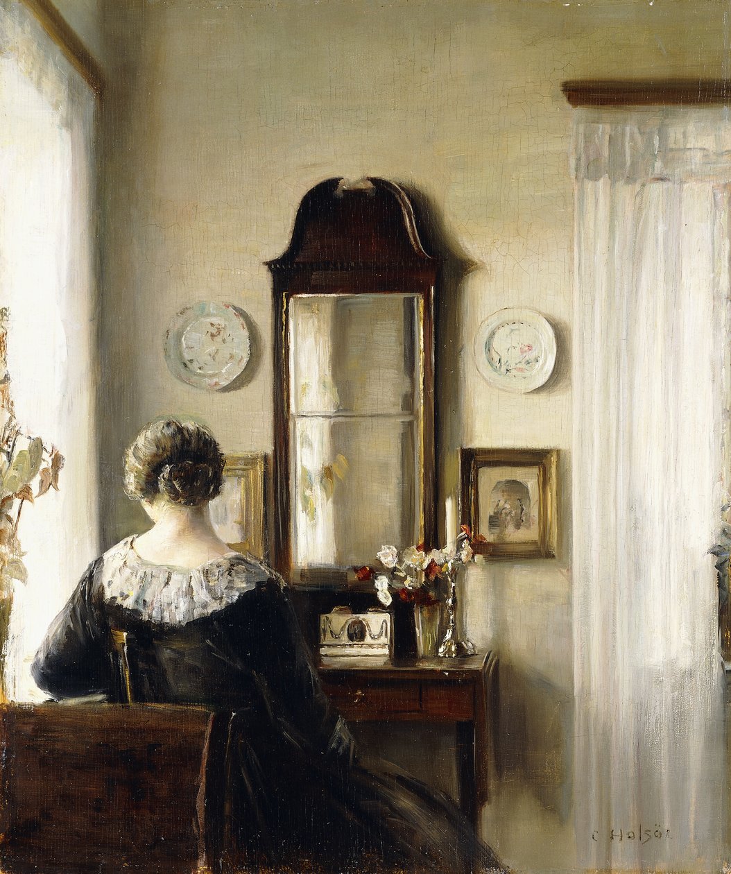 Sisustus, jossa istuva nainen ikkunan vieressä tekijältä Carl Holsoe