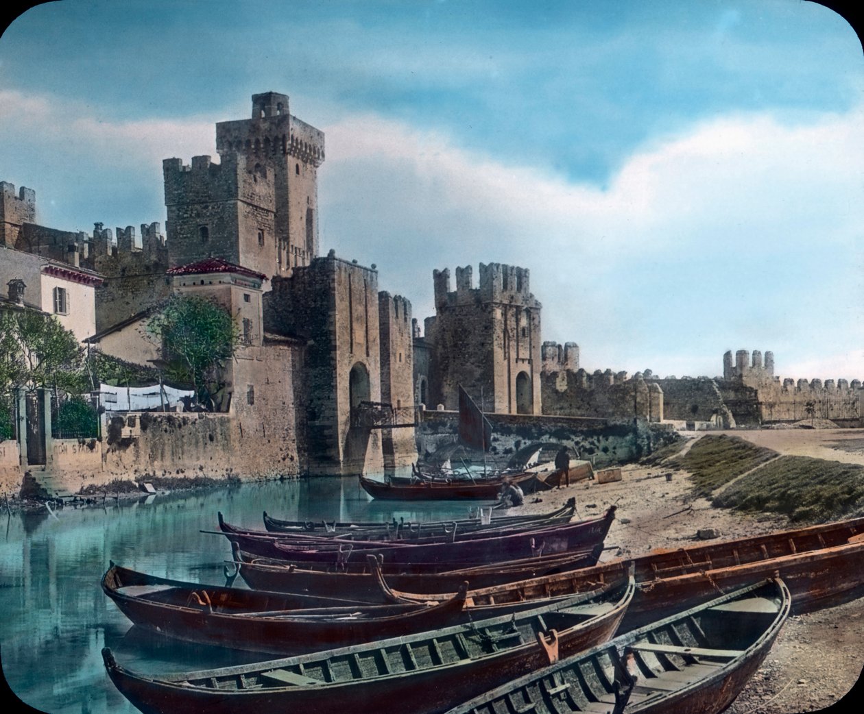 Chateau Scaliger de Malcesine - Italia, Scaligerin linna, eli Castello Scaligero in Sirmione, kuvan päivämäärä: noin: 1910. Carl Simonin arkisto tekijältä Carl Simon