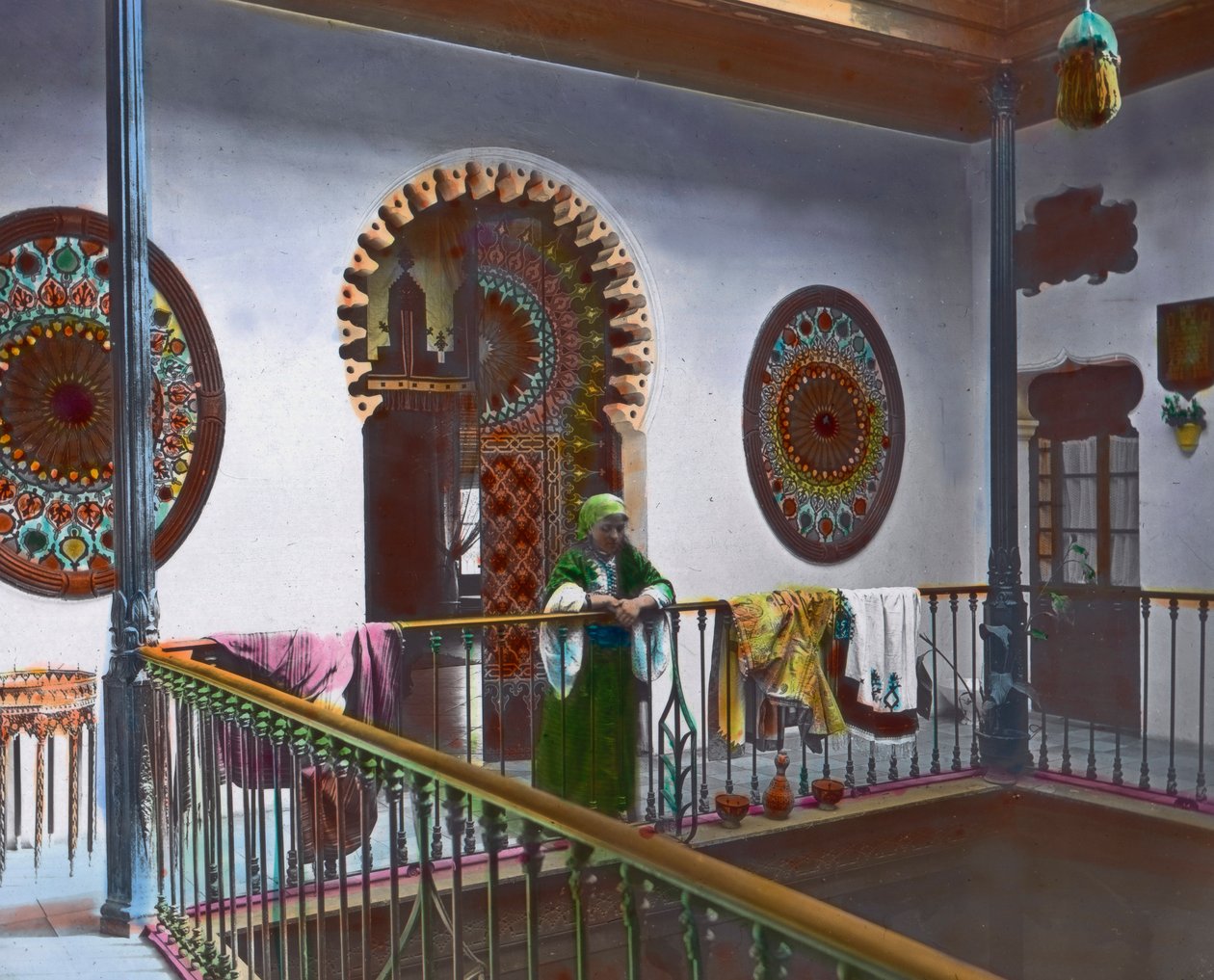Pohjois-Marokko, marokkolainen nainen galleriassa, kuva-ajankohta: noin 1910, Carl Simonin Arkisto tekijältä Carl Simon