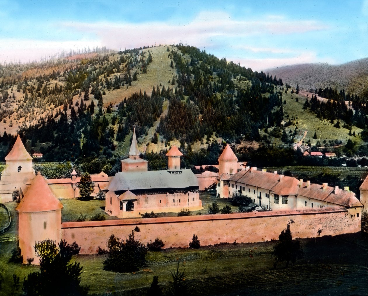 Romania, Bukovina, Sucevitan luostari Sucevitan jokilaaksossa, kuvan päivämäärä: noin 1920. Carl Simonin arkisto tekijältä Carl Simon