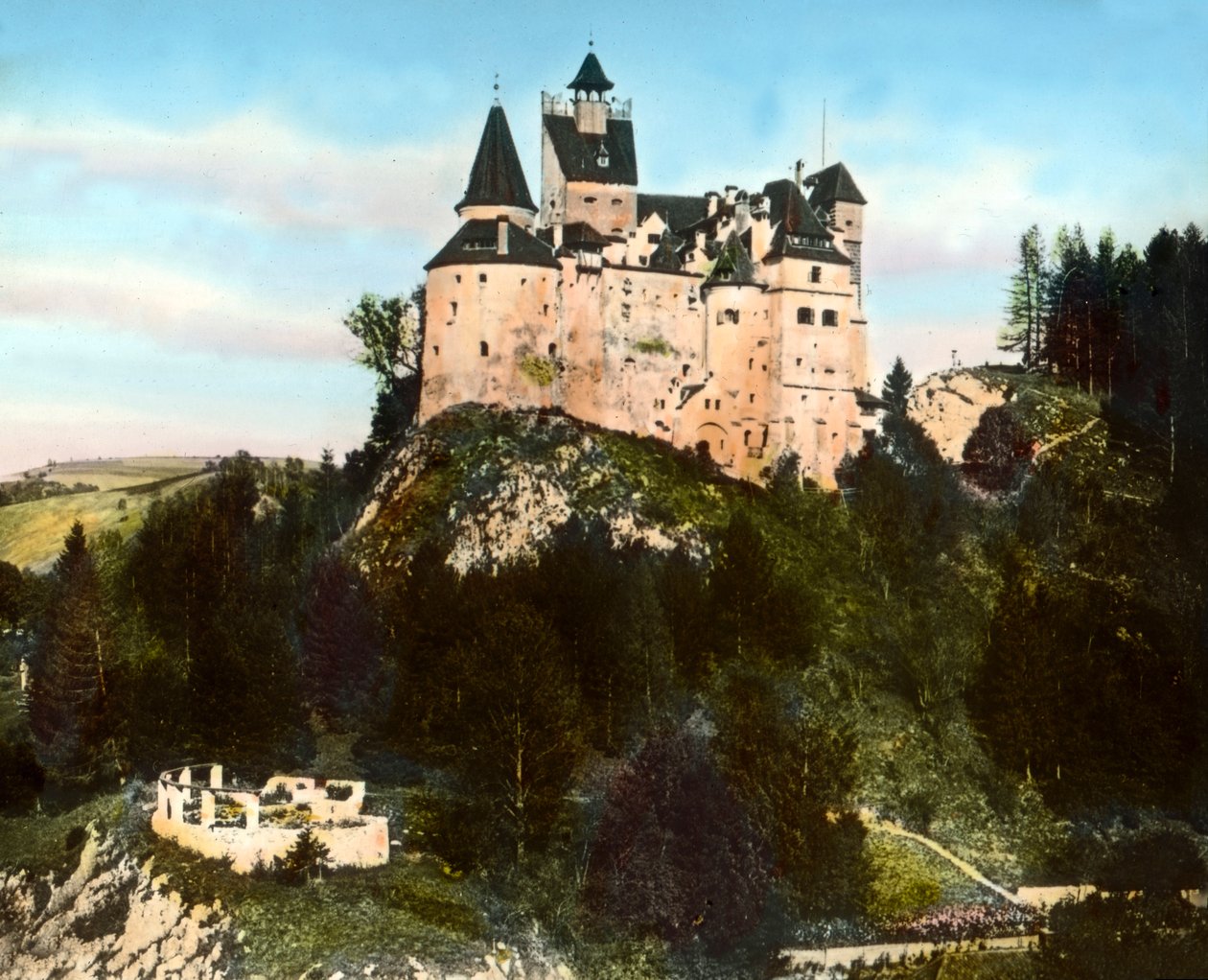 Romania, Transilvania, Branin linna (tunnetaan Draculan linnana) lähellä Branin kylää ja Brasovin kaupunkia, kuvan päivämäärä: noin 1920. Carl Simonin arkisto tekijältä Carl Simon