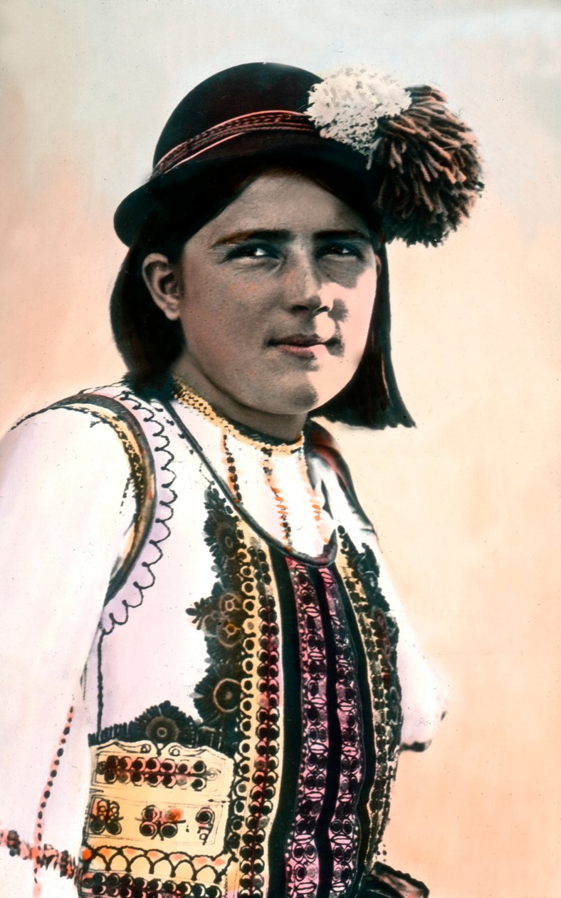 Romania, perinteiseen asuun pukeutuneen tytön muotokuva, kuvan päivämäärä: noin 1920. Carl Simonin arkisto tekijältä Carl Simon