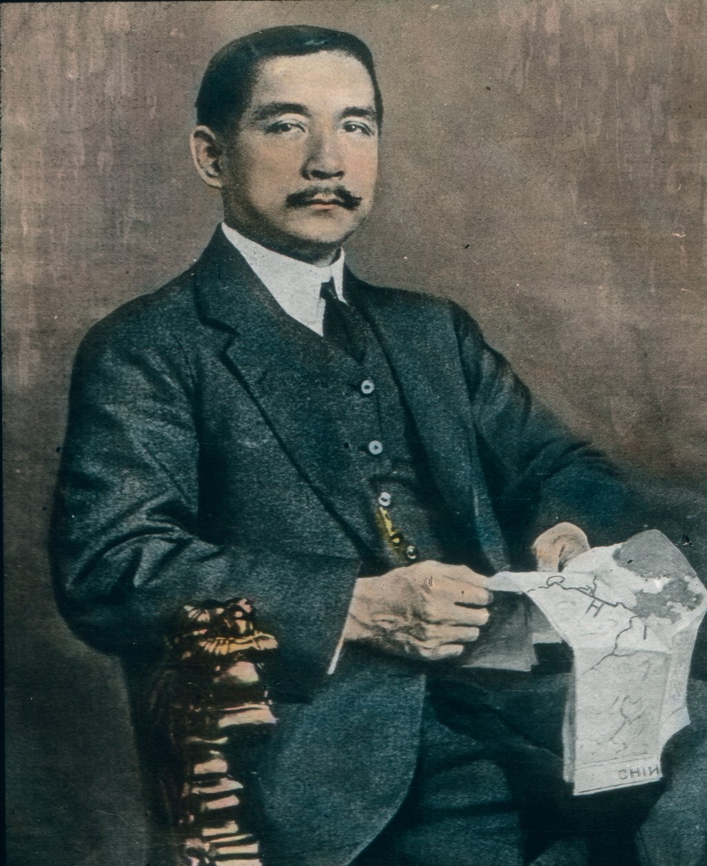 Kiinan tasavallan ensimmäisen presidentin Sun Yat-senin (1906-1967) muotokuva, noin 1912 (kuva). tekijältä Carl Simon