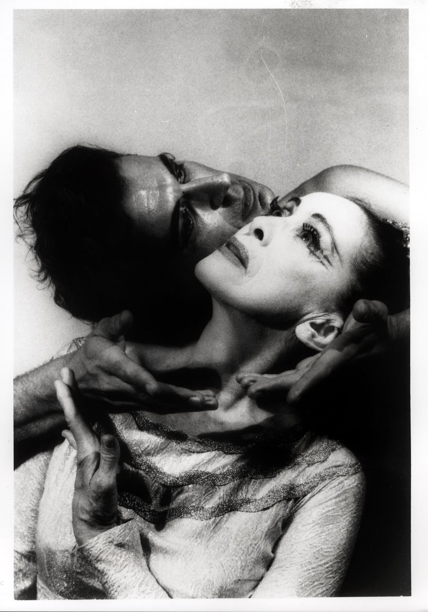 Martha Graham (1894-1991) ja Bertram Ross (1920-2003) "Visionary Recital" -näytelmässä 27. kesäkuuta 1961 (gelatiinihopeapaino). tekijältä Carl Van Vechten