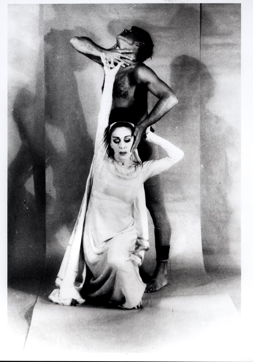 Martha Graham (1894-1991) ja Bertram Ross (1920-2003) "Visionary Recital" -näytelmässä 27. kesäkuuta 1961 (gelatiinihopeapaino). tekijältä Carl Van Vechten