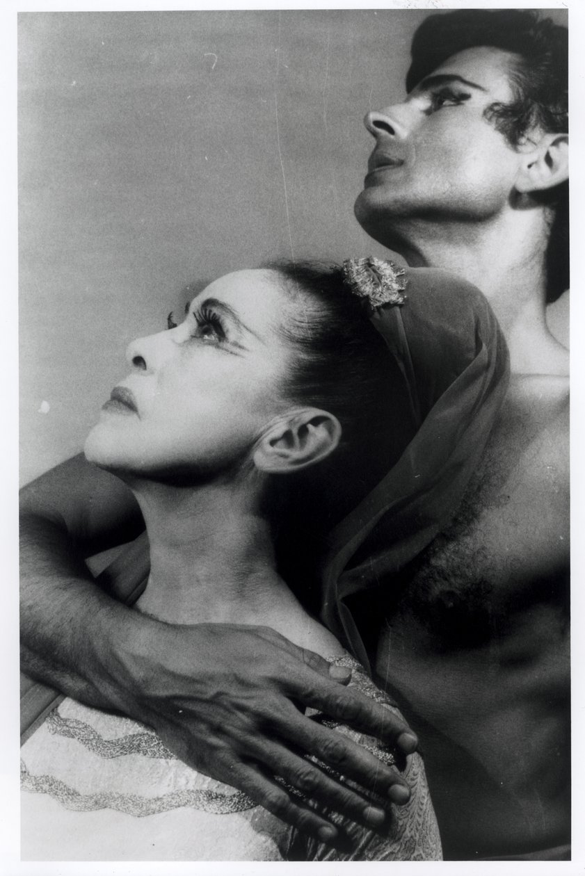 Martha Graham (1894-1991) ja Bertram Ross (1920-2003) "Visionary Recital" -näytelmässä 27. kesäkuuta 1961 (gelatiinihopeapaino). tekijältä Carl Van Vechten