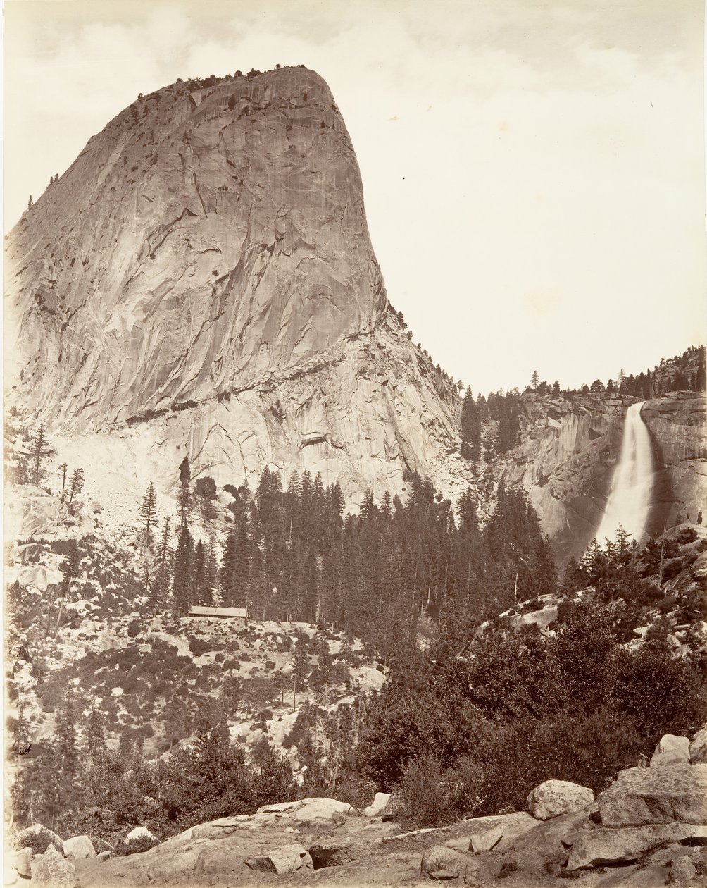 Cap of Liberty ja Nevada Fall, Yosemite, n. 1872, painettu n. 1876. tekijältä Carleton E. Watkins.