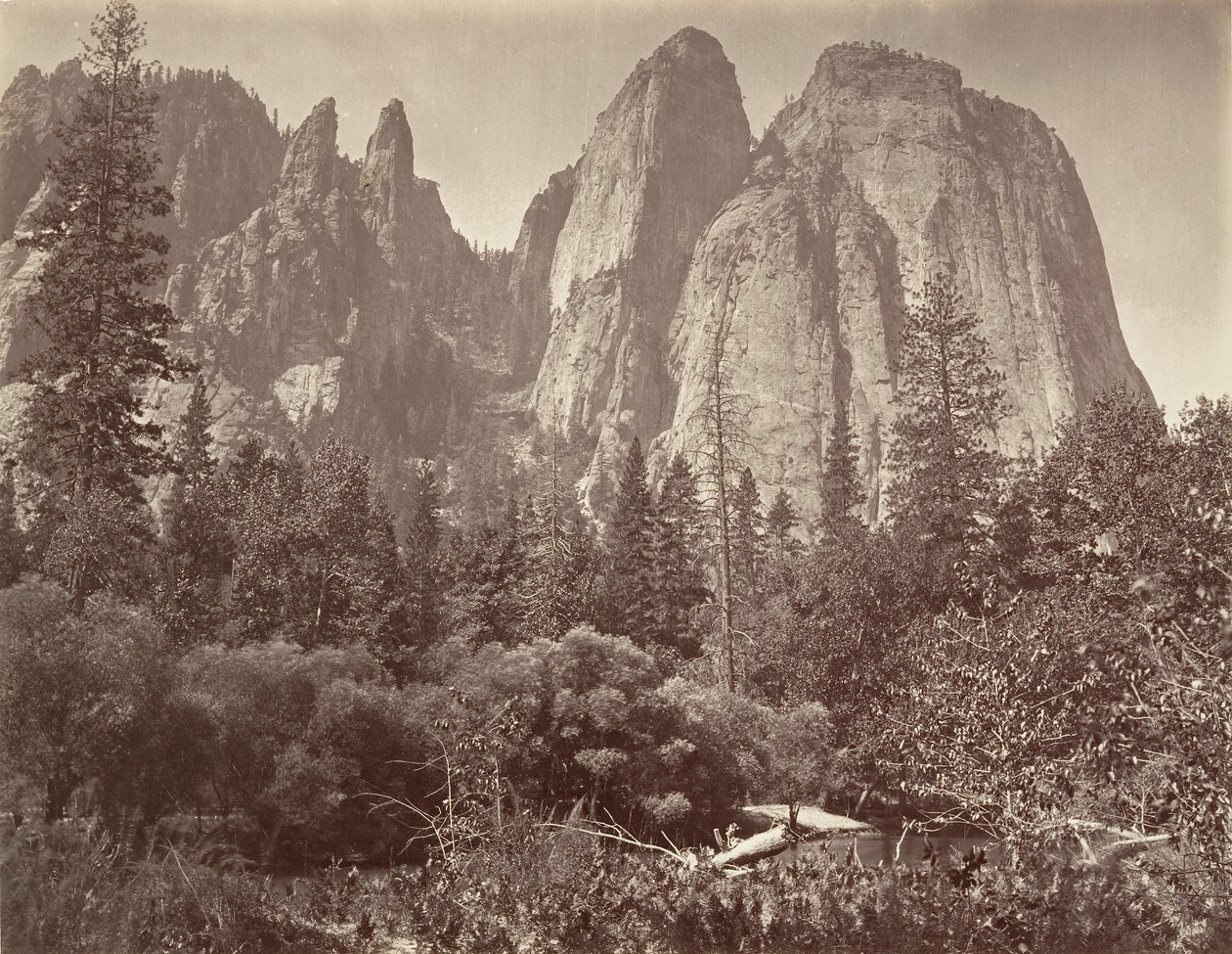 Cathedral Rocks and Spires, n. 1872, painettu n. 1876. tekijältä Carleton E. Watkins.