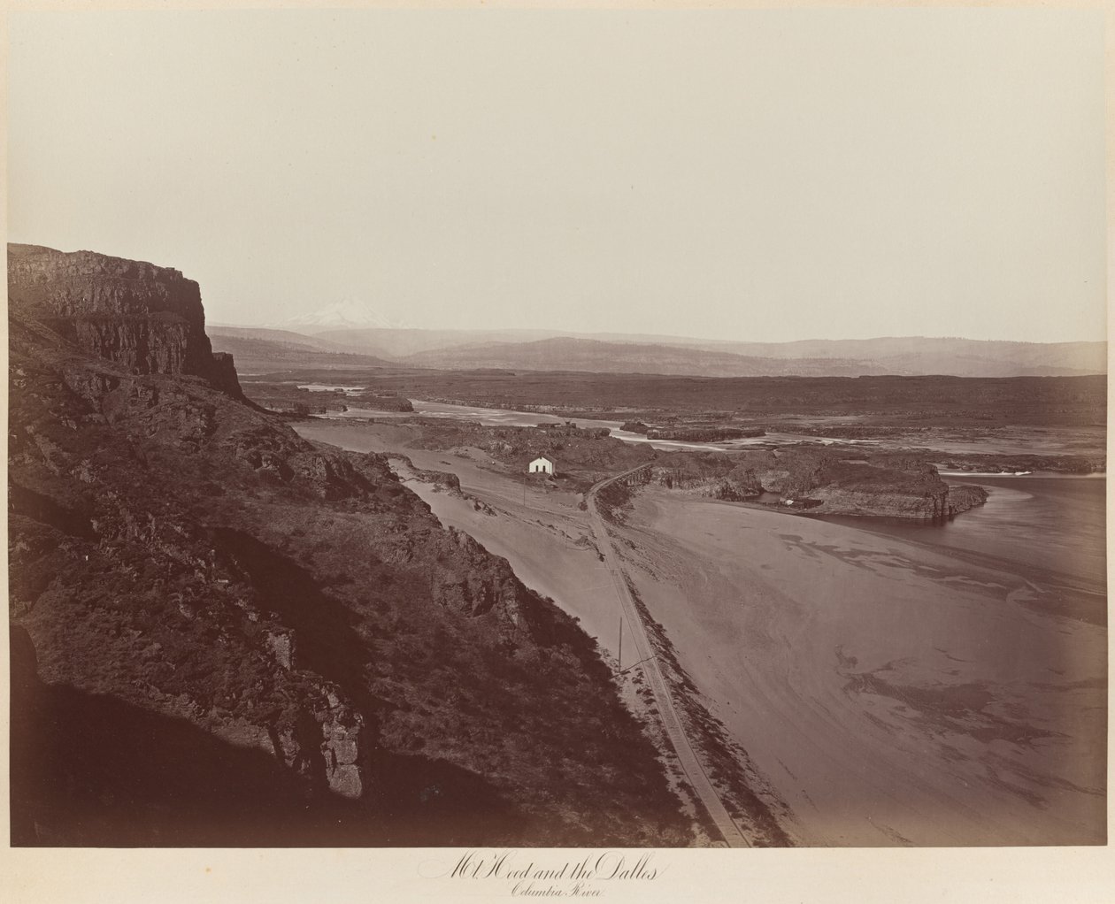 Mt. Hood ja Dalles, Columbia River tekijältä Carleton E. Watkins
