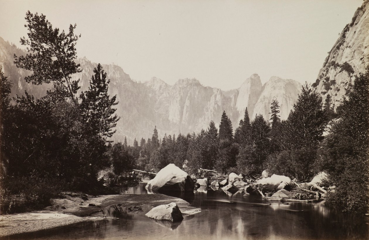 Mercedillä, kaukainen näkymä katedraalin kallioille tekijältä Carleton E. Watkins