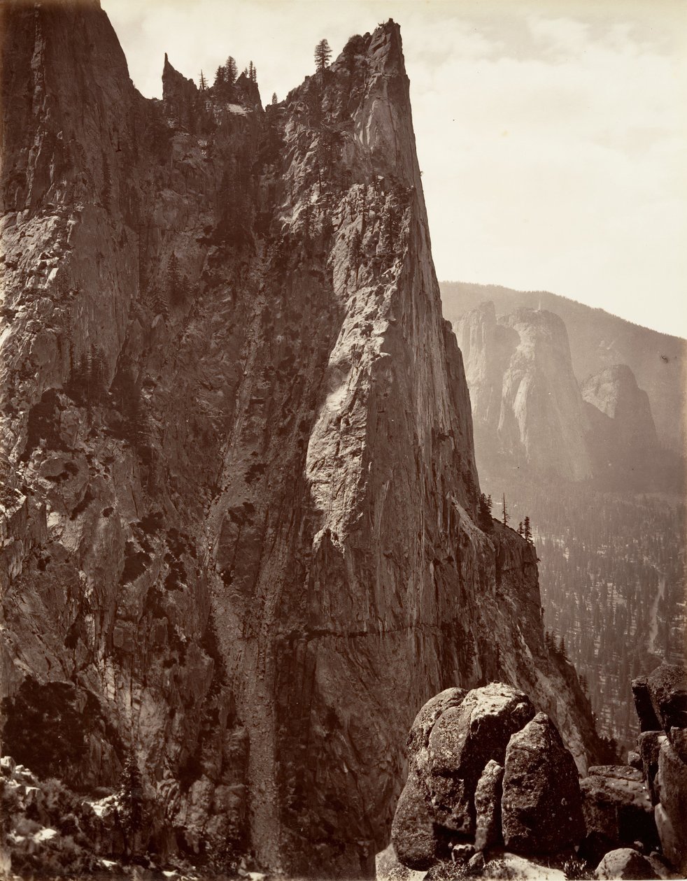 Sentinel Rock, Yosemite, n. 1872, painettu n. 1876. tekijältä Carleton E. Watkins.