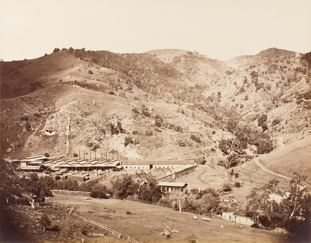 The Works and the Mine, New Almaden, Santa Clara, Kalifornia tekijältä Carleton E. Watkins
