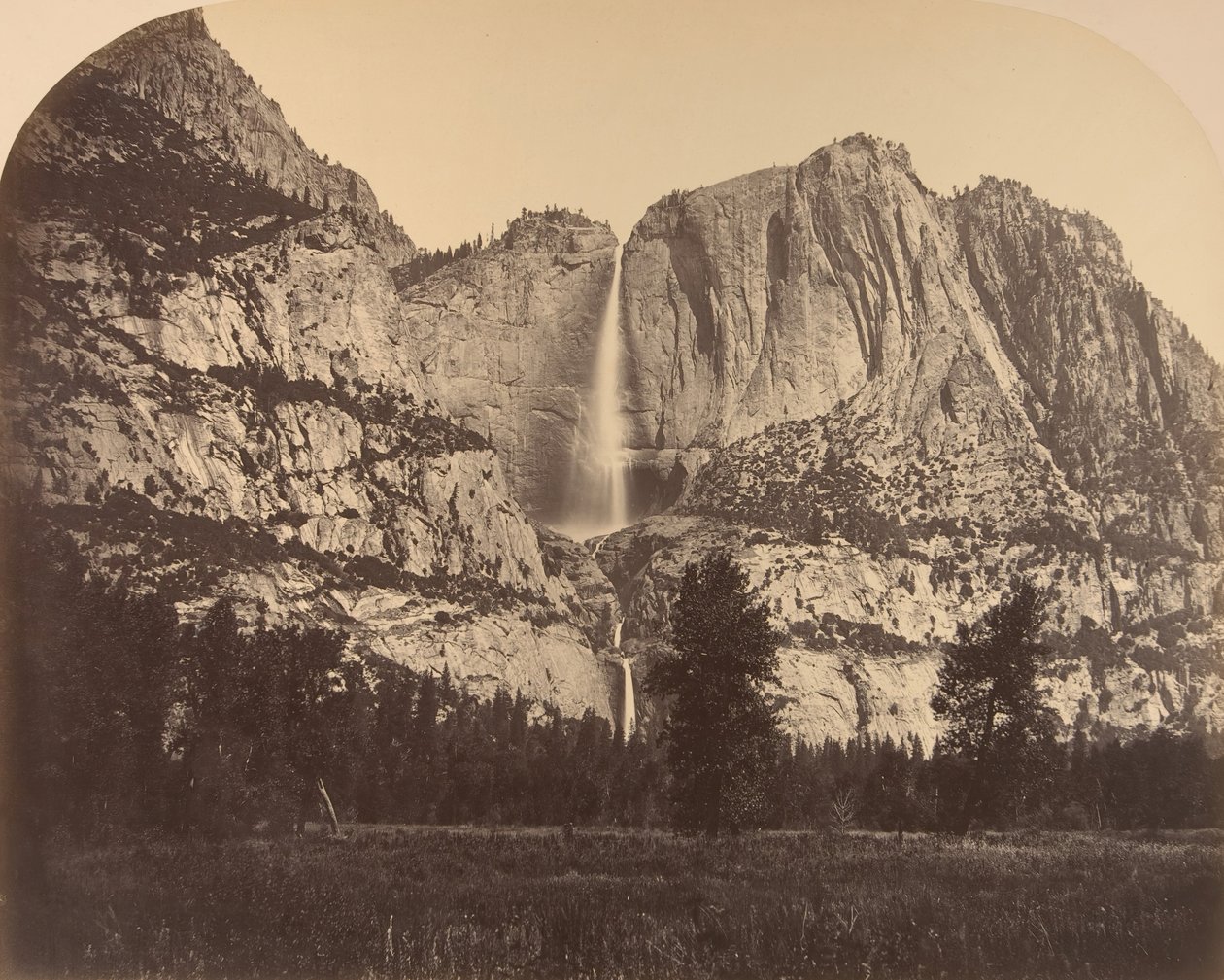 2637 Ft. Yosemiten putoukset, näkymä edestä, 1861. tekijältä Carleton Emmons Watkins