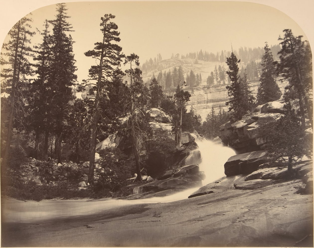 Cascade, Nevada Fall vasemmalla, näkymä keväisen syksyn yläpuolelle, 1861. tekijältä Carleton Emmons Watkins