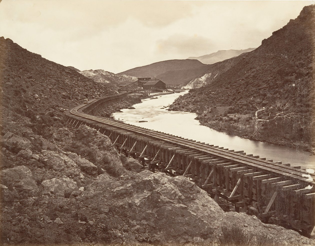 Eureka Quartz Mill and Flume, Nevada, 1875, painettu n. 1876. tekijältä Carleton Emmons Watkins