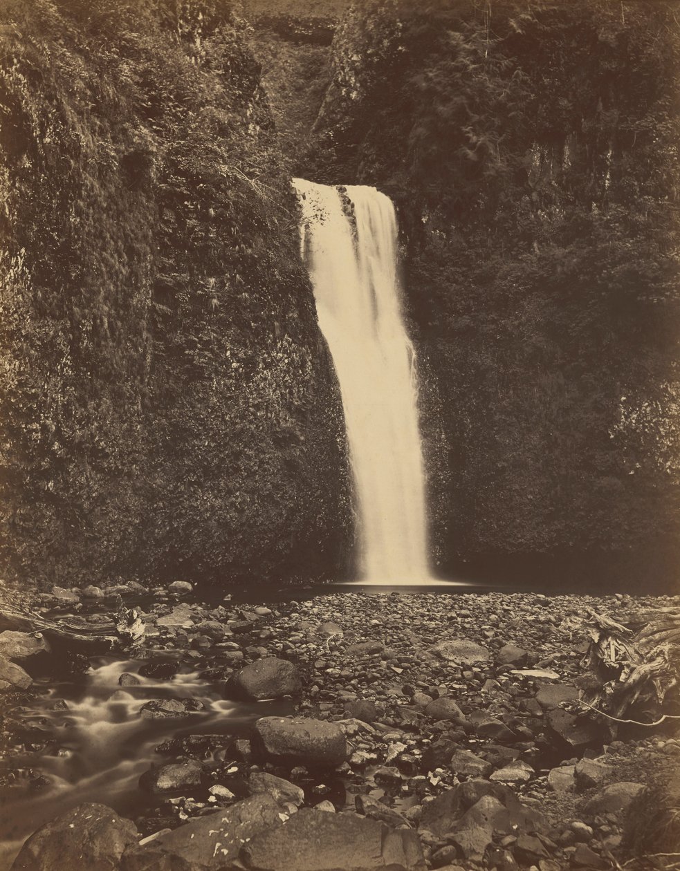 Multnomahin putoukset, Columbia-joen alajuoksu,1867 (kuva) tekijältä Carleton Emmons Watkins