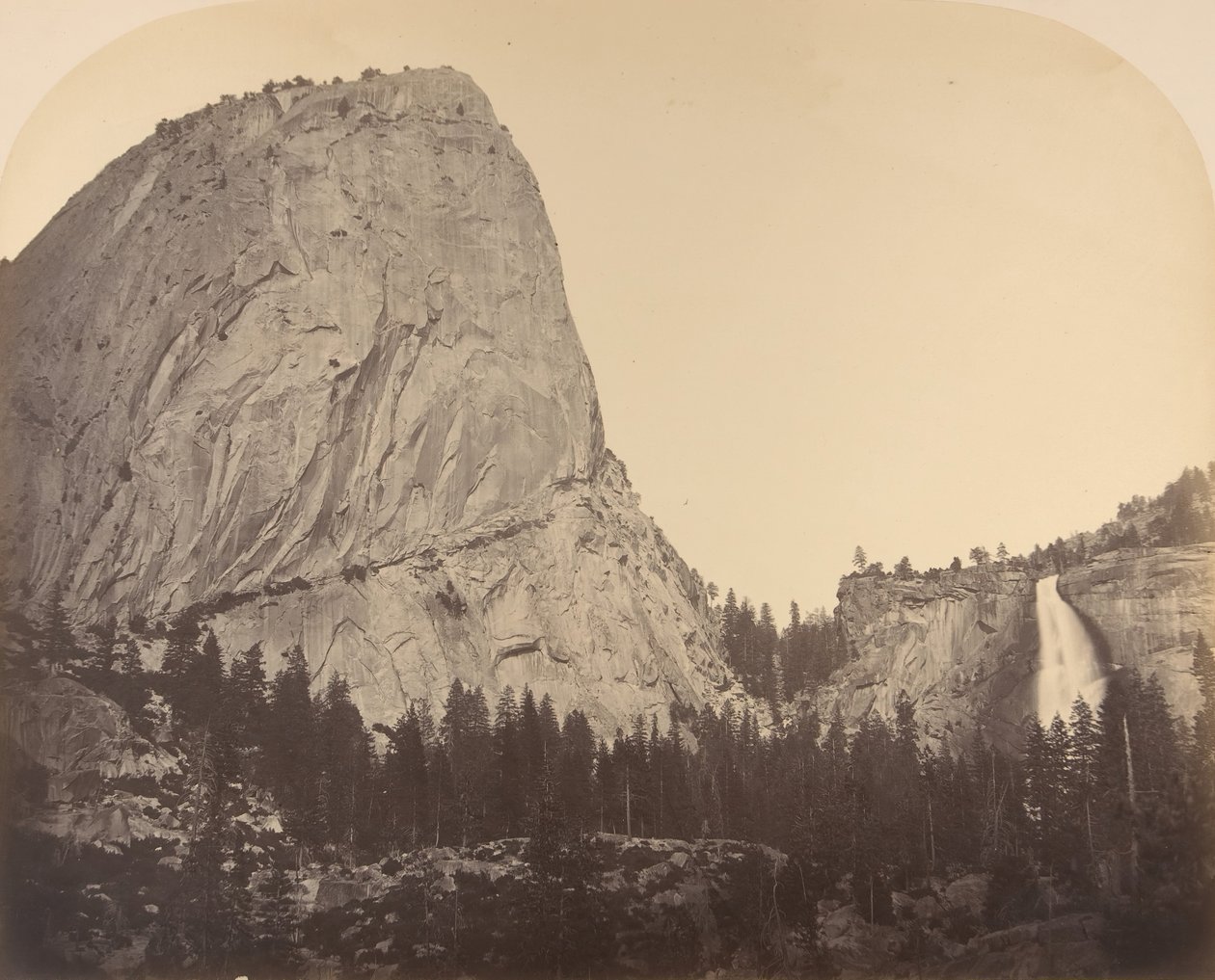 Mt. Broderick ja Nevada Fall. Syksy = 700 jalkaa, 1861, Yosemite. tekijältä Carleton Emmons Watkins