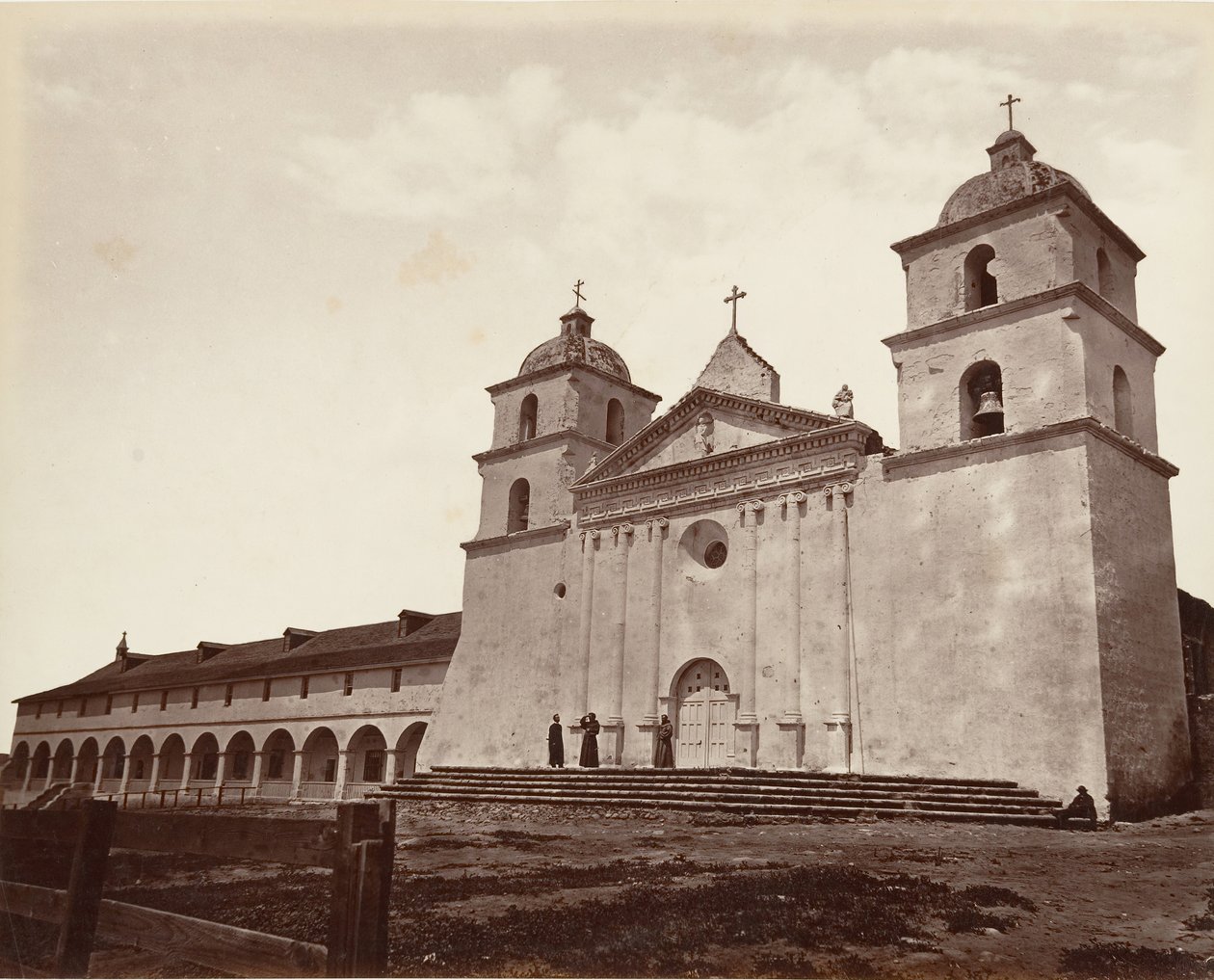 Old Mission Church, Santa Barbara, 1876, painettu n. 1876. tekijältä Carleton Emmons Watkins