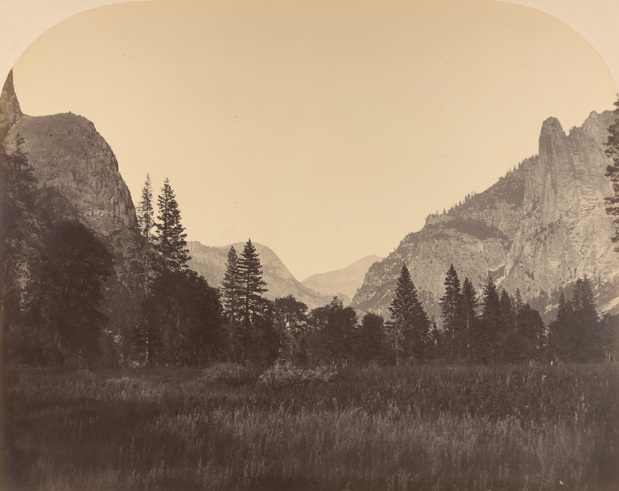 Ylös laaksossa, North Dome keskustassa, Sentinel vasemmalla, 1861. tekijältä Carleton Emmons Watkins