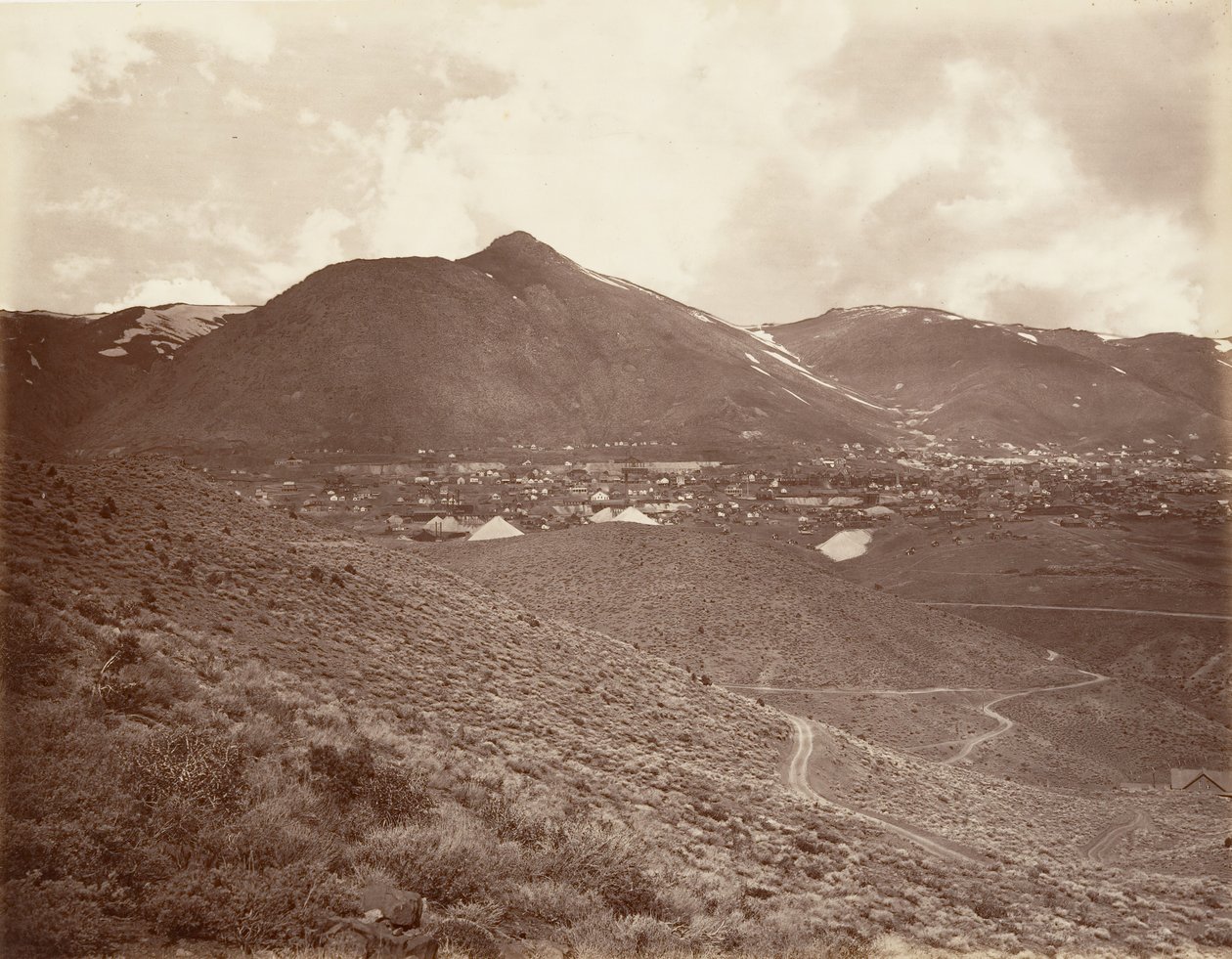 Virginia City, 1875, painettu n. 1876. tekijältä Carleton Emmons Watkins
