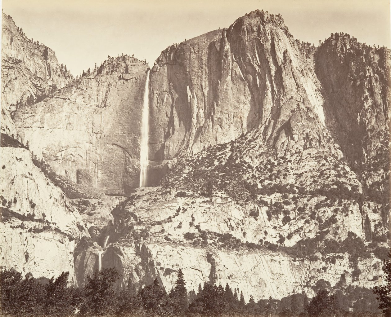 Yosemite Falls, 2 634 jalkaa, n. 1872, painettu n. 1876. tekijältä Carleton Emmons Watkins