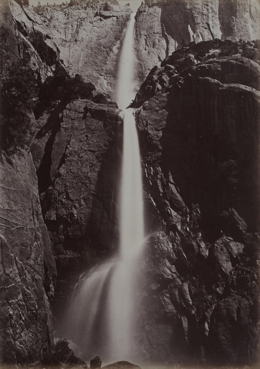 Yosemiten putoukset, näkymä alhaalta, noin 1878 (albumipainatus) tekijältä Carleton Emmons Watkins