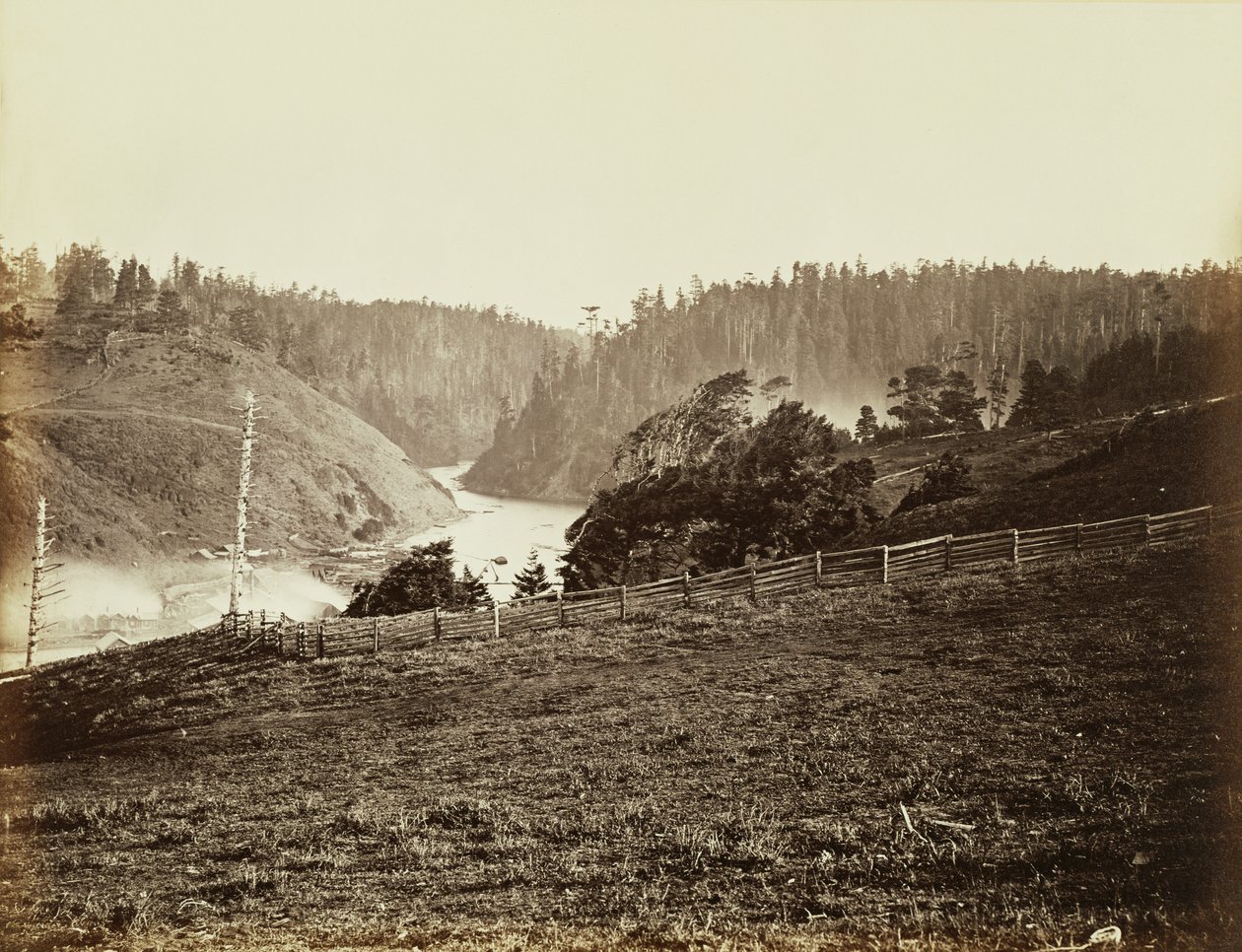 Albion River, Mendocinon piirikunta, Kalifornia tekijältä Carleton Watkins