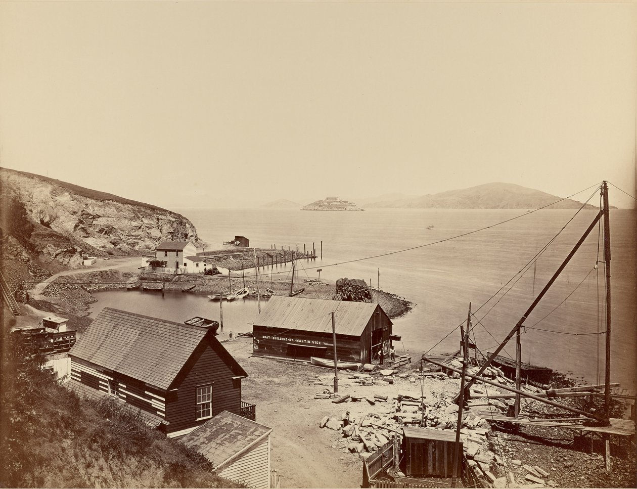 [Alcatraz North Pointista nähtynä] tekijältä Carleton Watkins
