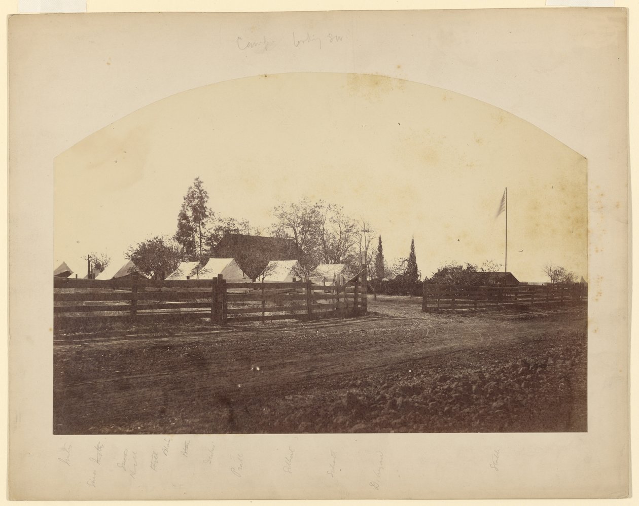 Leiri katselee lounaaseen tekijältä Carleton Watkins